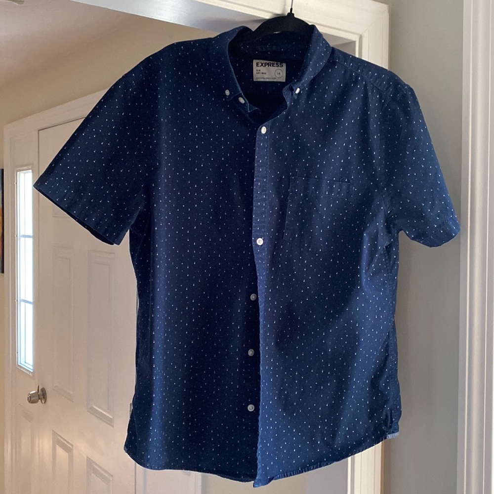 Banana Republic men’s 100% cotton button down shirt. Size large.